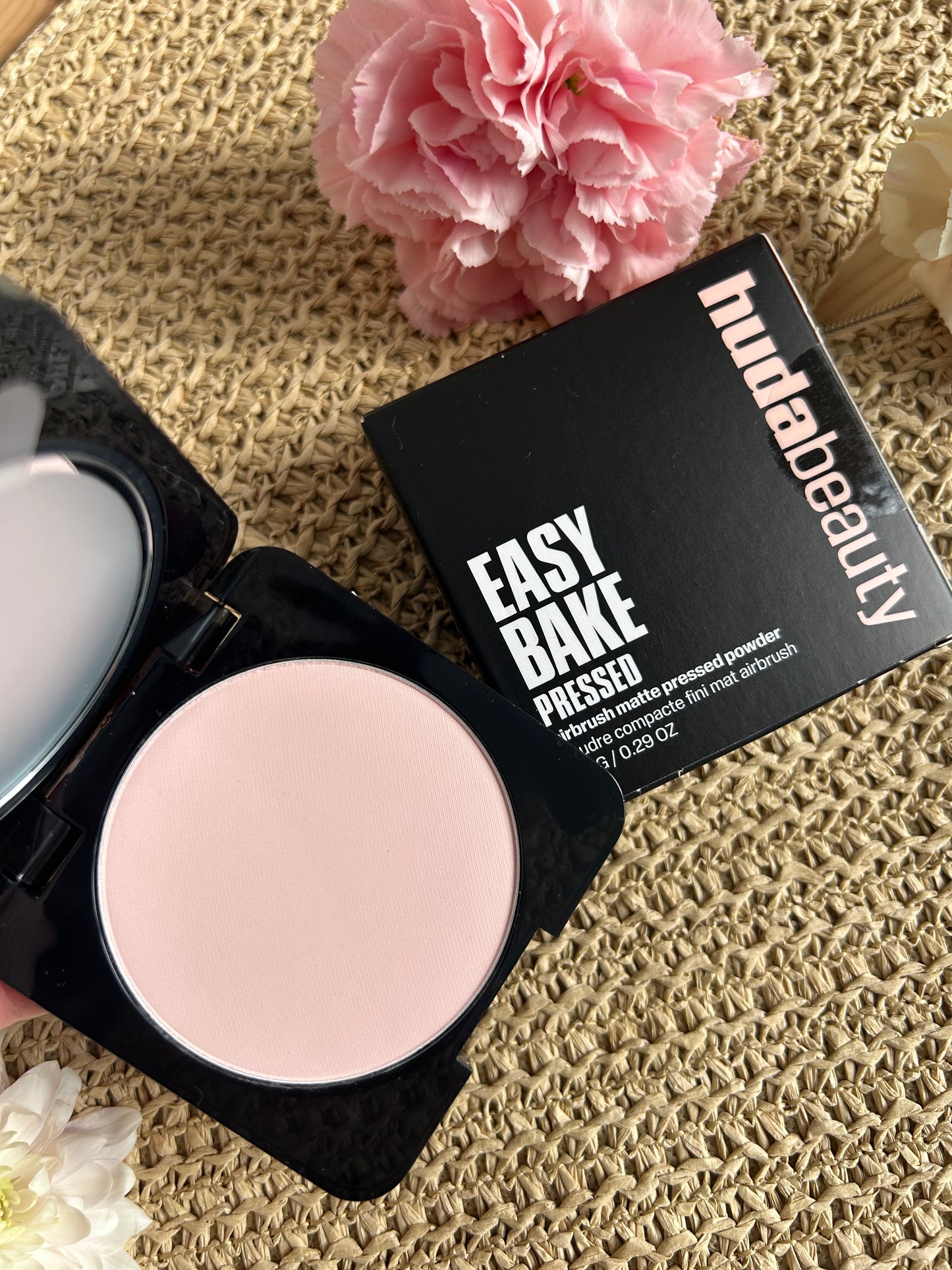 HUDA BEAUTY 
Easy Bake Airbrush Matte Pressed Setting Powder