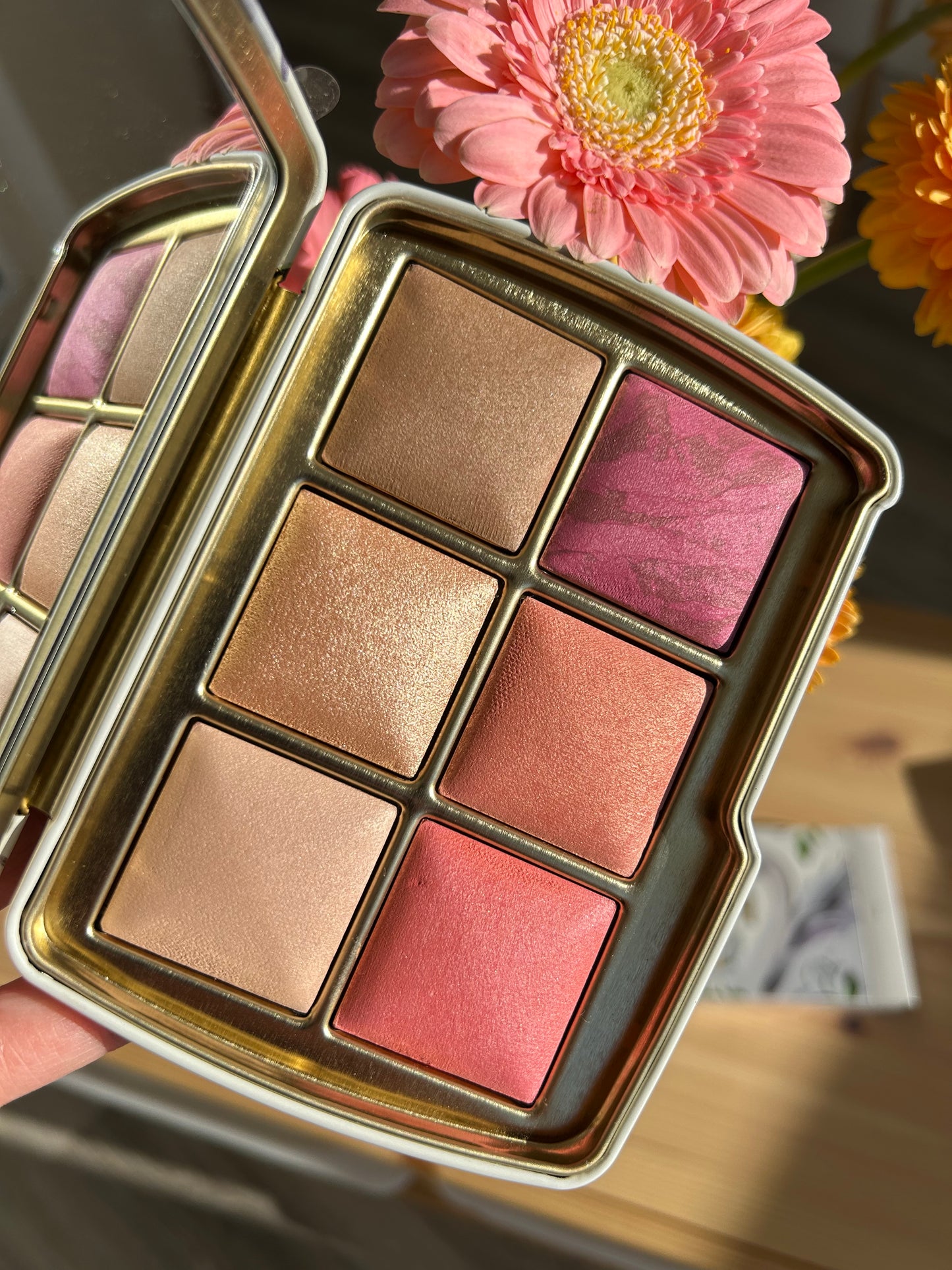 HOURGLASS AMBIENT SWAN