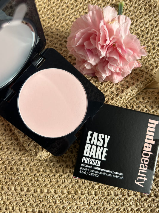 HUDA BEAUTY 
Easy Bake Airbrush Matte Pressed Setting Powder